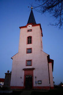 Dorfkirche Dreiskau - Turm mit Uhr